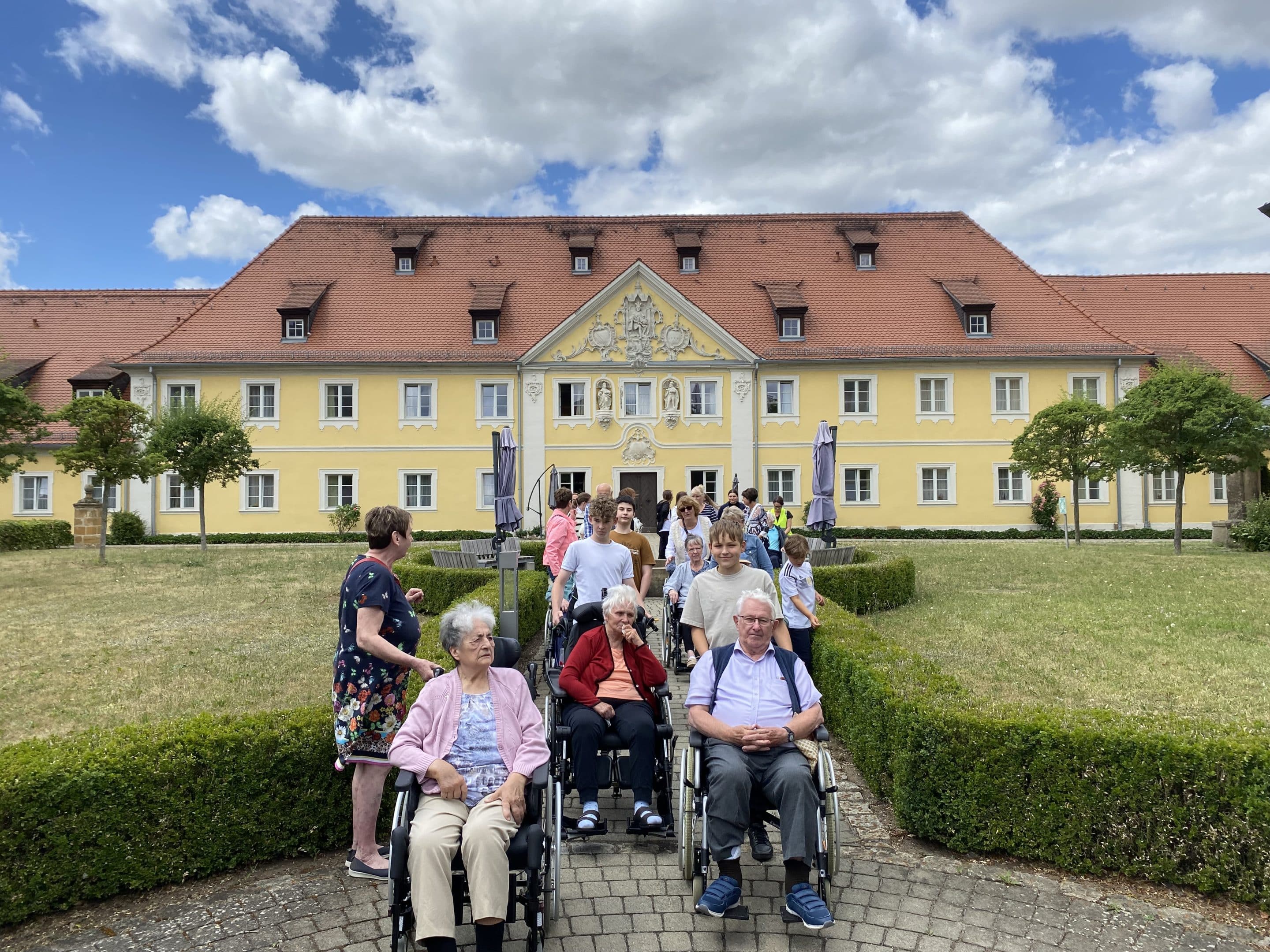 Seniorinnen und Senioren des Seniorenzentrum St. Elisabeth in Scheßlitz beim Aufbruch zum Ausflug in die Realschule Scheßlitz